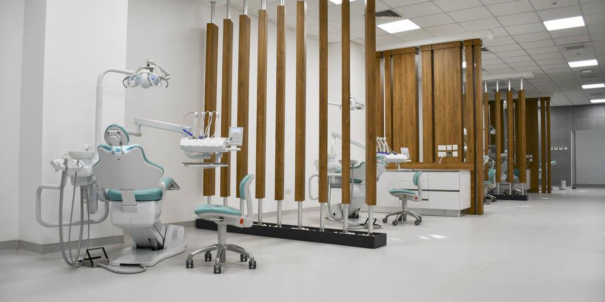 DAÜ Diş Hekimliği Fakülte Binası ile Dr. Fazıl Küçük Tıp Fakültesi Klinik Uygulama Merkezi Törenle Açıldı